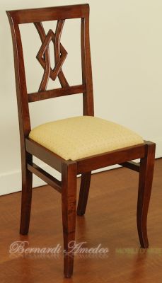 Sedia classica in noce massello con schienale lavorato e seduta imbottita